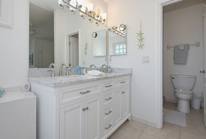 Master bath with soaking tub — the Lighthouse, New Smyrna Beach